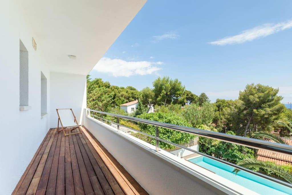 Moderna Con Piscina Y Amplio Jardin *